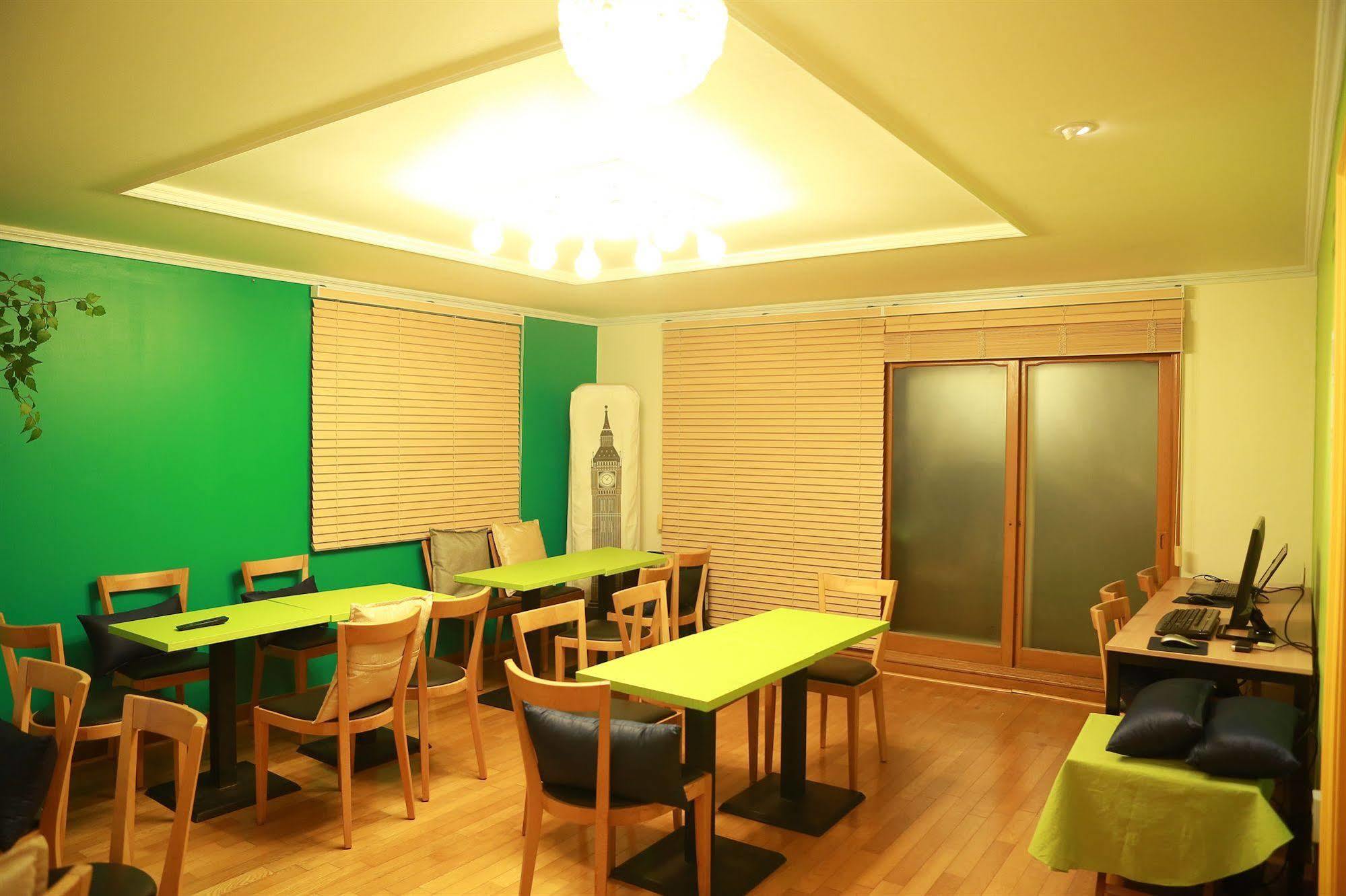 Moon Hostel Сеул Экстерьер фото